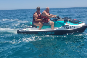 pareja alquilando jetski en fuengirola