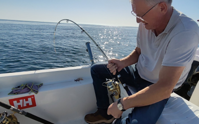 cliente pescando en barco sin licencia