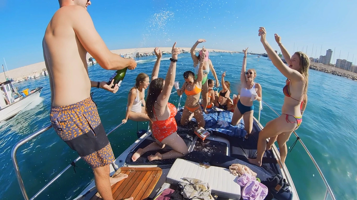 Grupo celebrando en Fuengirola despedida de soltera en un yate con capitán