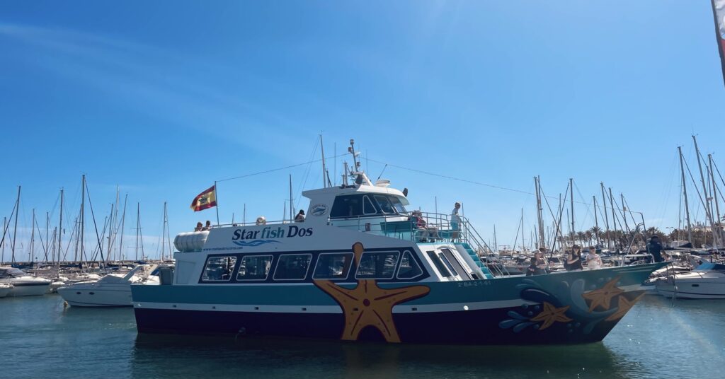 Ferry Benalmadena Fuengirola zarpando desde el puerto de fuengirola