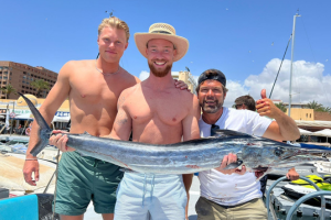 clientes felices tras pesca en fuengirola